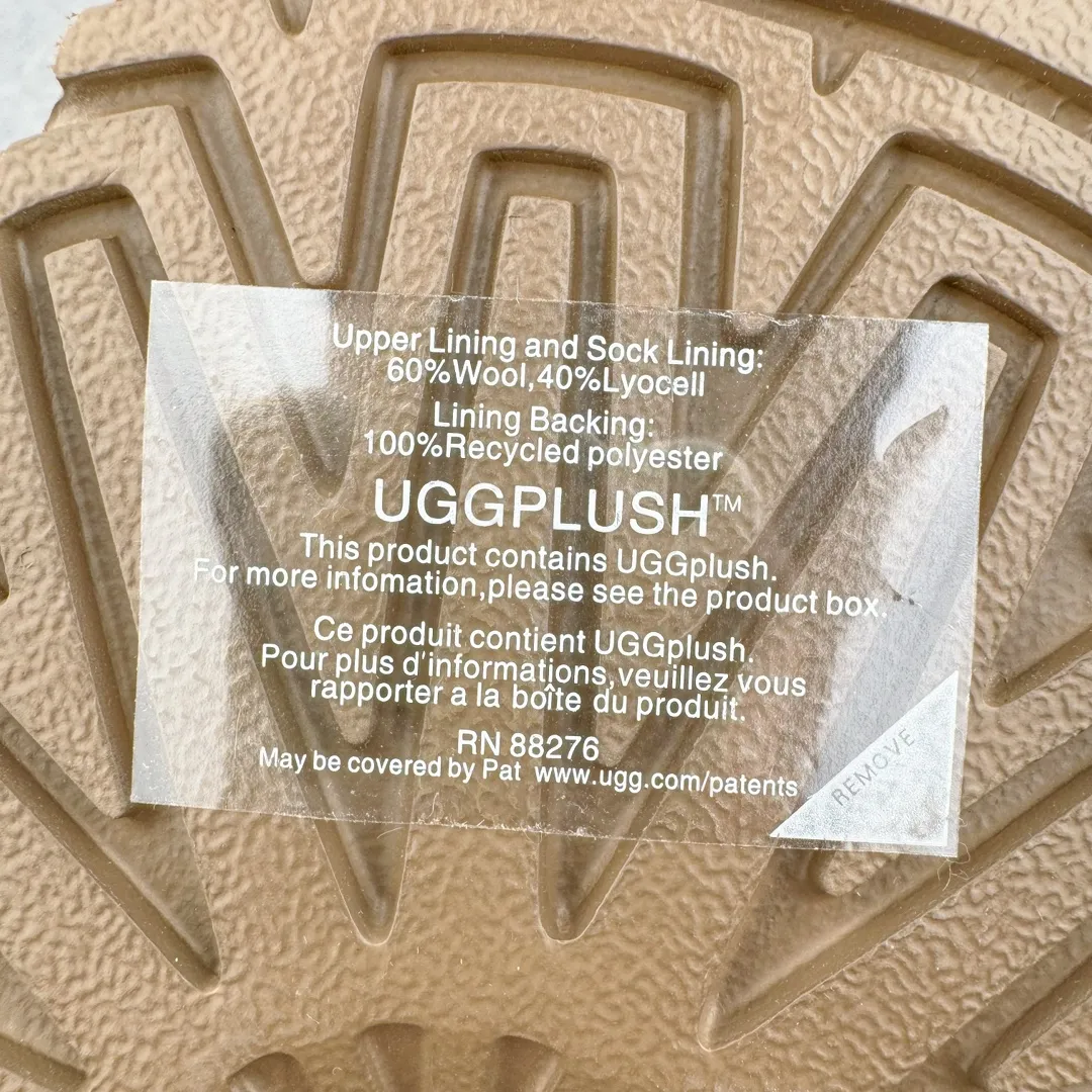 Pick up locally💰520 UGG 6223 Classic autumn and winter sheepskin and fur all-in-one snow boots. All shoes are made from ZP. Longfeng A-grade Australian imported sheepskin and fur all-in-one boots for men and women. Brand OEM production line. Fully follows the ZP process. OEM original pattern maker. Adhering to the principle of no original shoes and no development selection. Pay attention to every detail. The most authentic version on the market TREADLITE "Light Wing" technology outsole Lightweight/durable/flexible/pile size: 35 36 37 38 39 40 41 42 43 44 45 Coding: by2936080